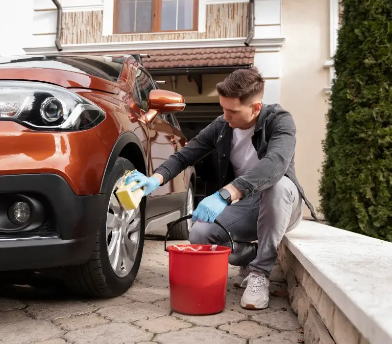 Lavage auto à domicile Saint-Pierre-de-Mézoargues : professionnel intervenant sur un véhicule
